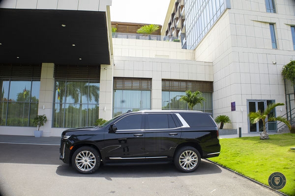 Cadillac Escalade Premium Luxury angle 2